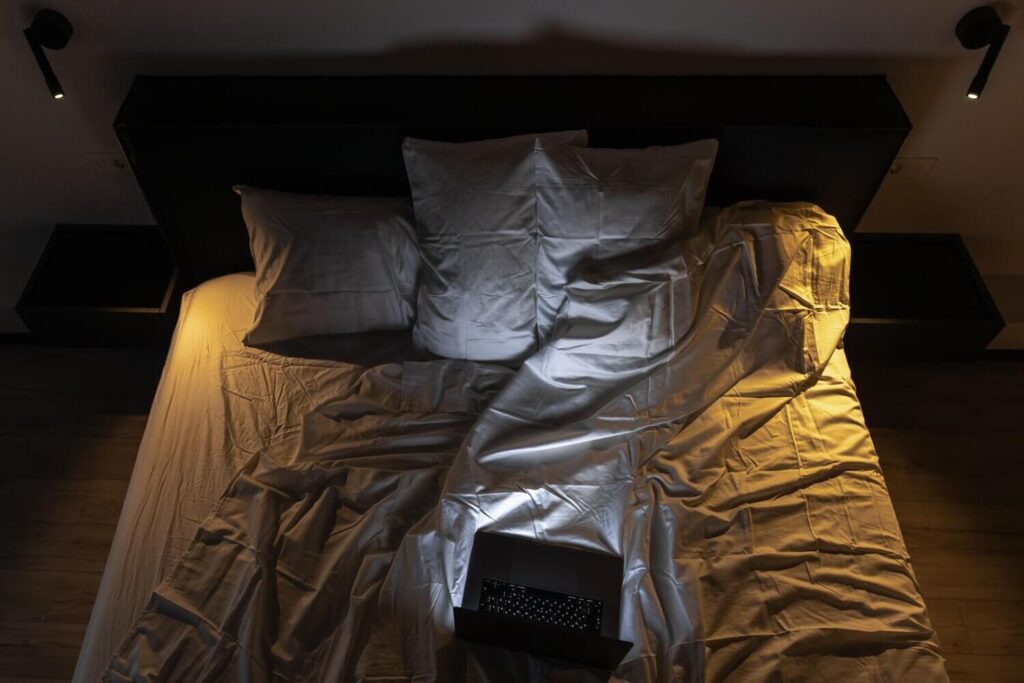 A közösségi média kettős játéka a lustaság és a trendek között